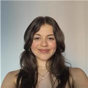 Soy una apasionada de los idiomas, estudiante de Traducción. Entre otros, enseño inglés de forma amena para todos los niveles